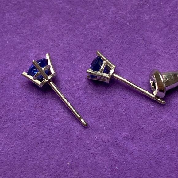 💛 Classic 14k White Gold Sapphire Stud Earrings - Picture 4 of 5